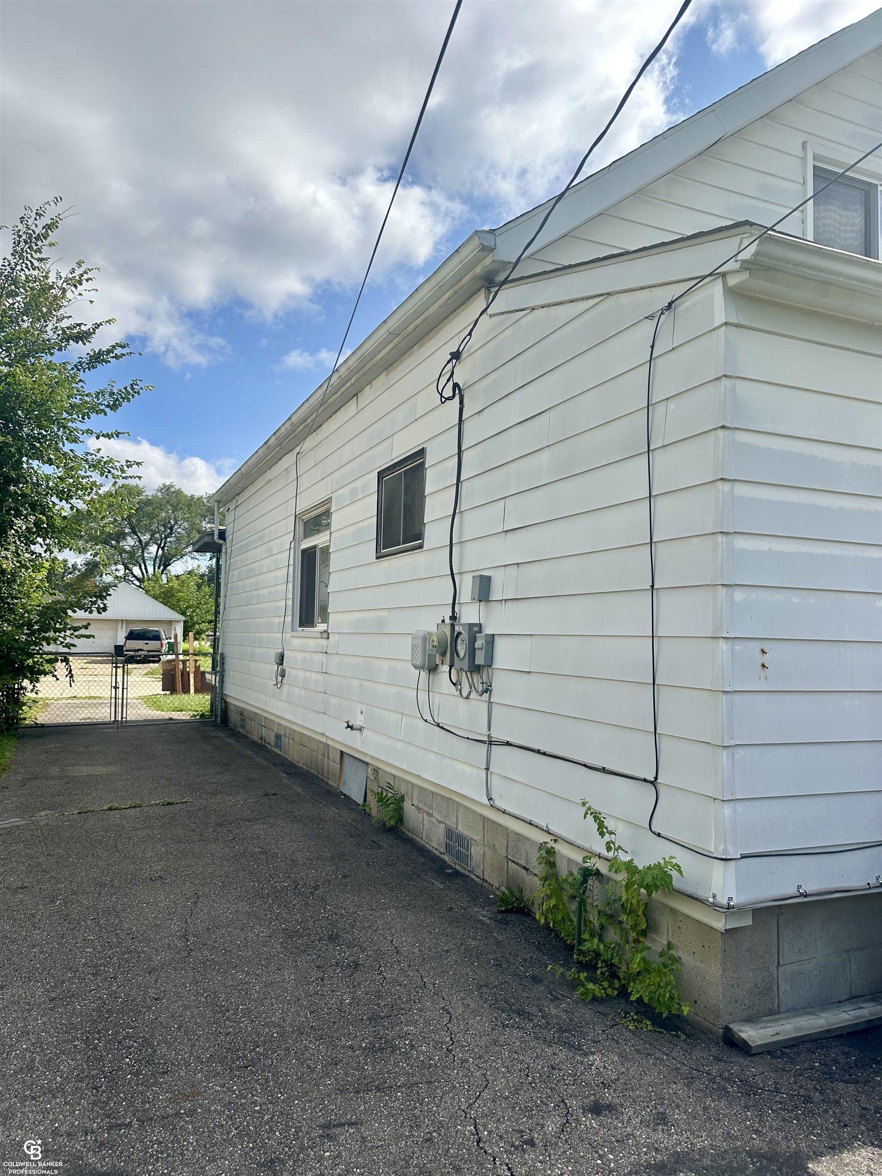 Photo 9 of 31 of 16266 Evergreen Avenue house