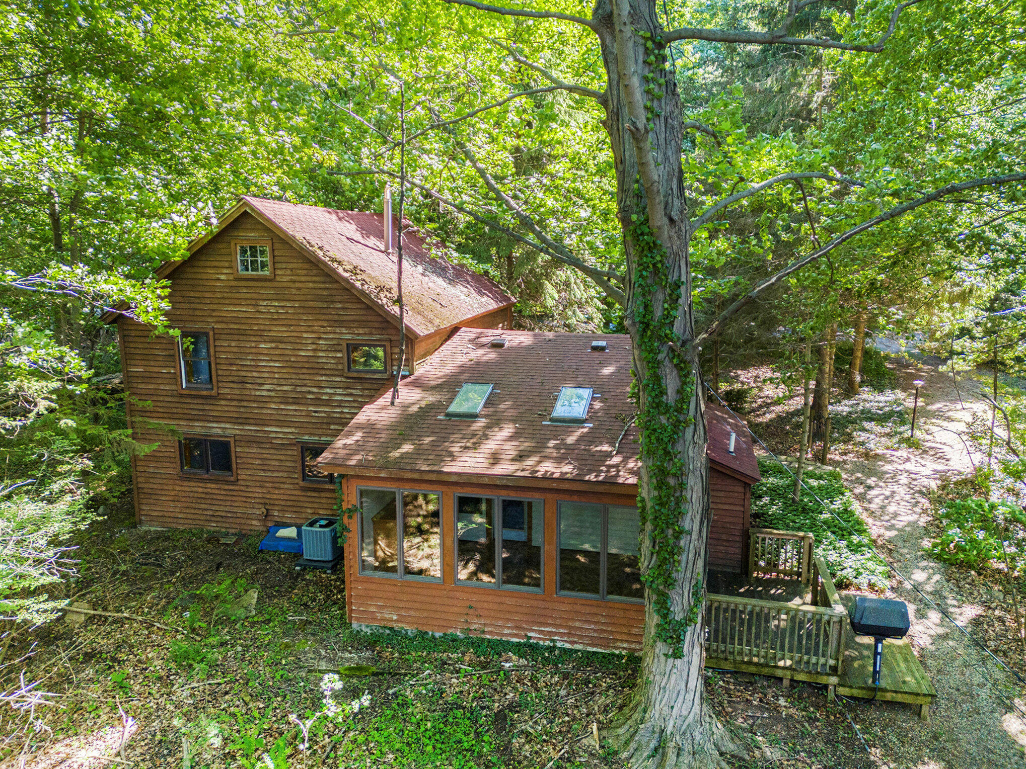 Photo 3 of 38 of 2560 Lakeshore Drive house