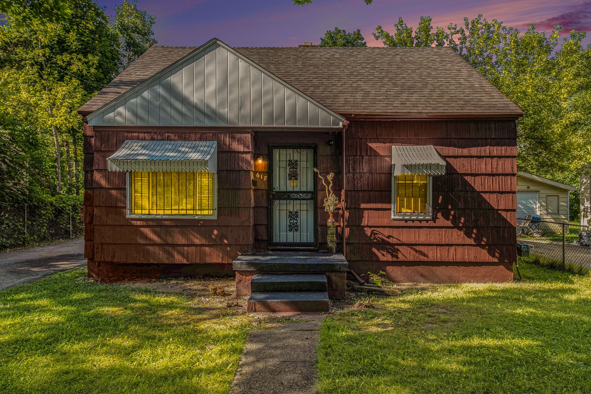 Photo 1 of 19 of 618 W MOTT Avenue house