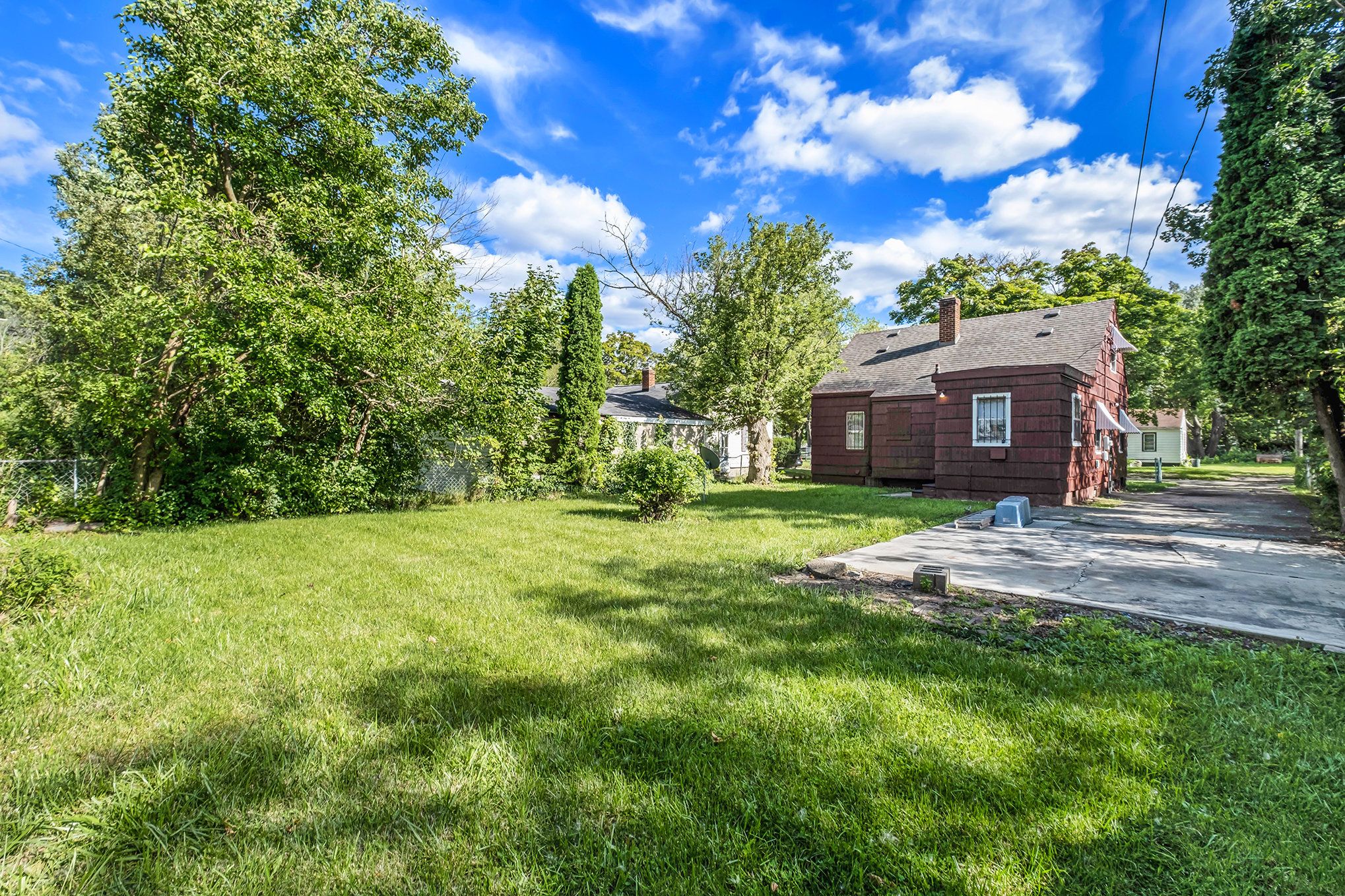 Photo 15 of 19 of 618 W MOTT Avenue house