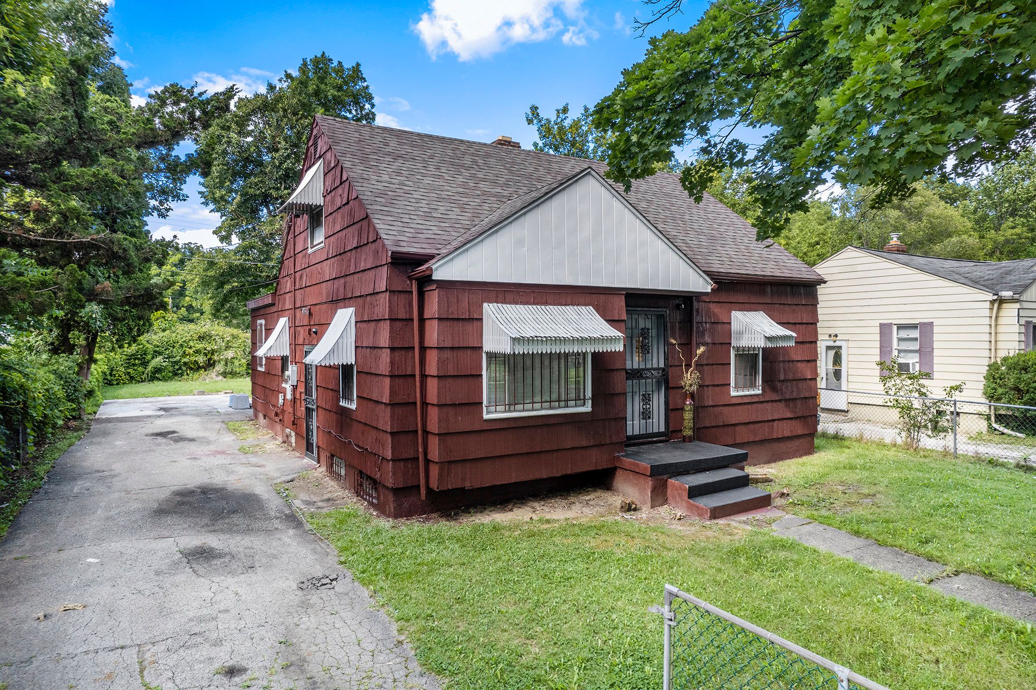 Photo 18 of 19 of 618 W MOTT Avenue house