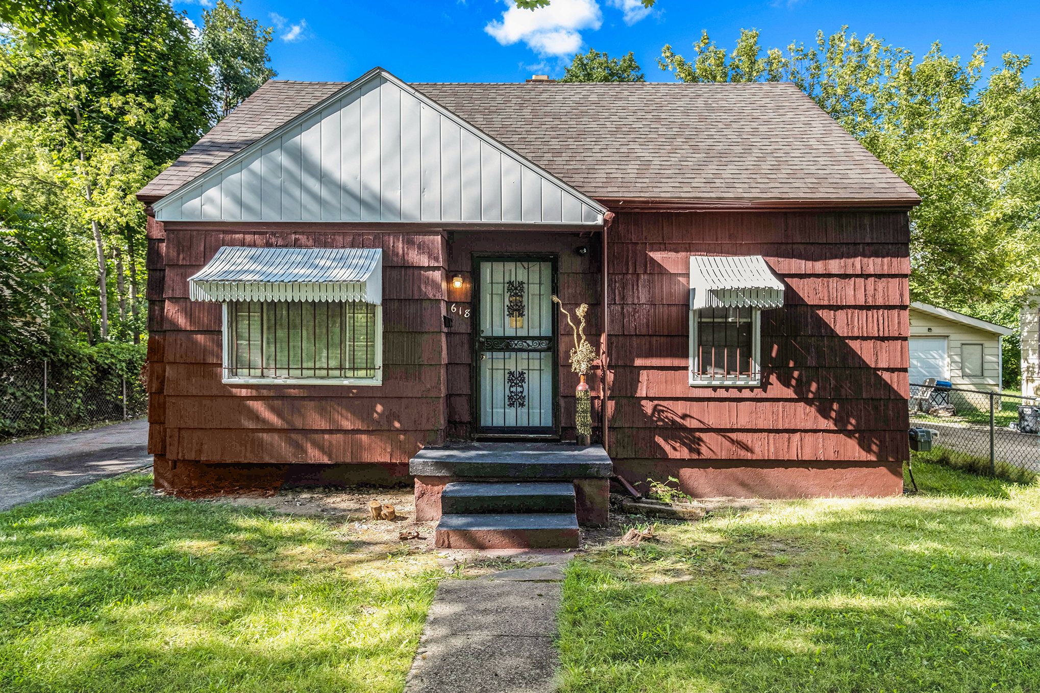 Photo 19 of 19 of 618 W MOTT Avenue house