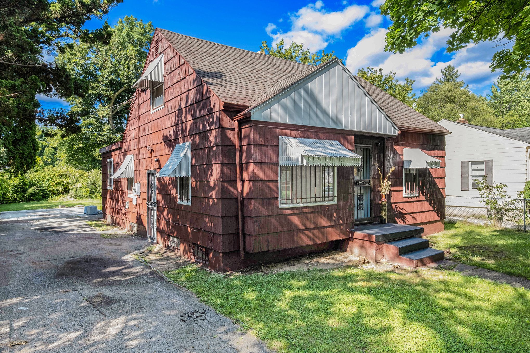 Photo 2 of 19 of 618 W MOTT Avenue house