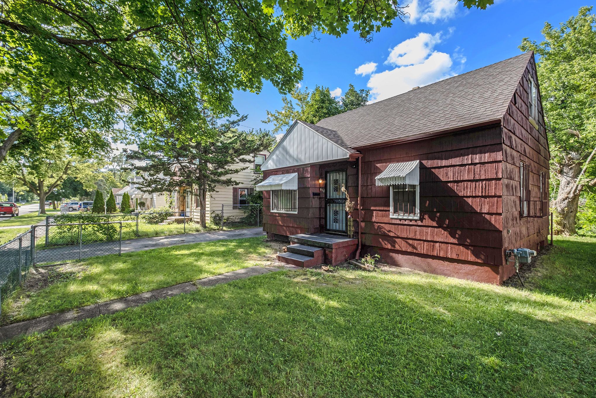 Photo 3 of 19 of 618 W MOTT Avenue house