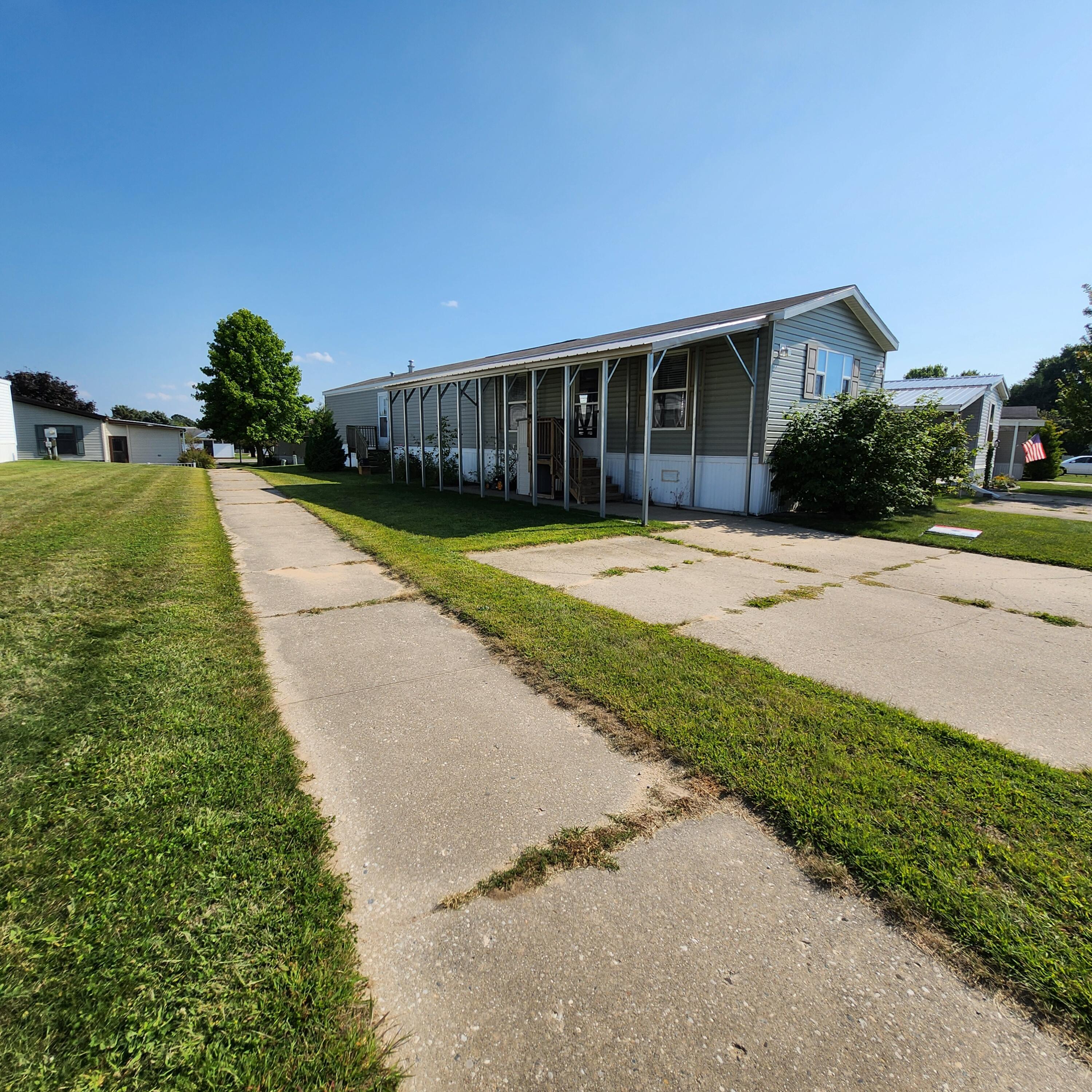 Photo 2 of 20 of 1318 Windridge Lane mobile home