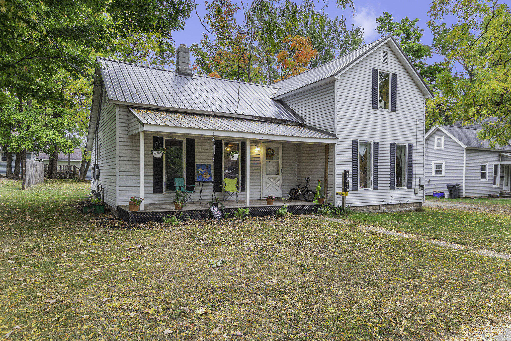 Photo 3 of 26 of 210 S Division Avenue house