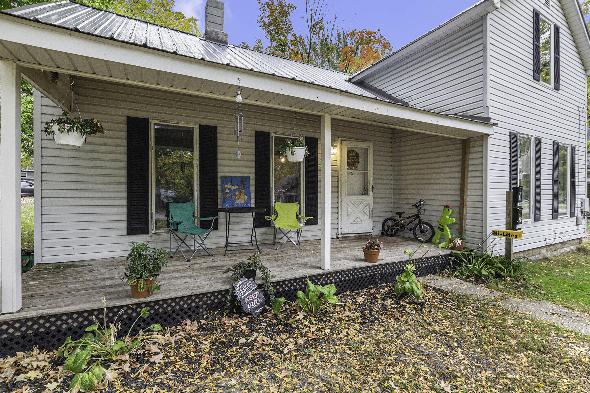 Photo 6 of 26 of 210 S Division Avenue house