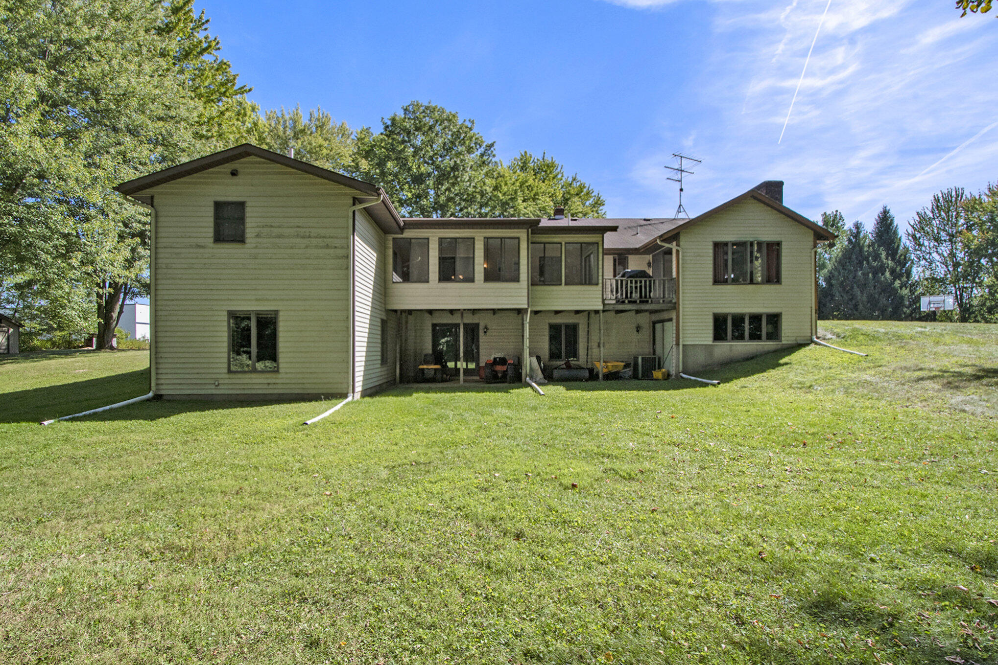 Photo 4 of 42 of 6205 E Paris Avenue SE house