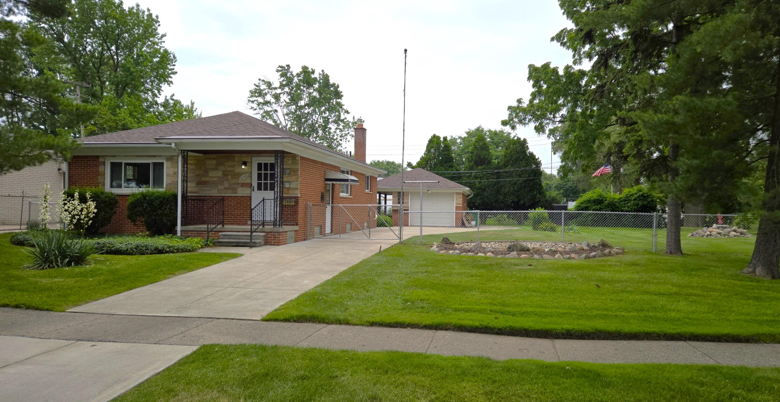 Photo 1 of 33 of 31469 Maplewood Street house