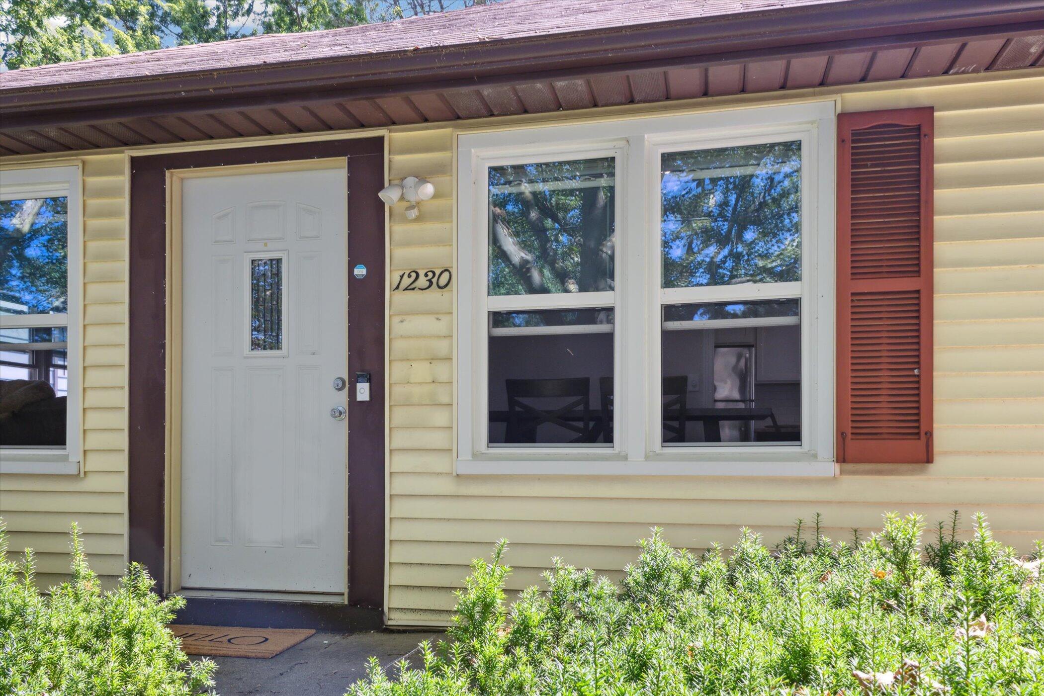 Photo 4 of 32 of 1230 Portland Avenue NE house