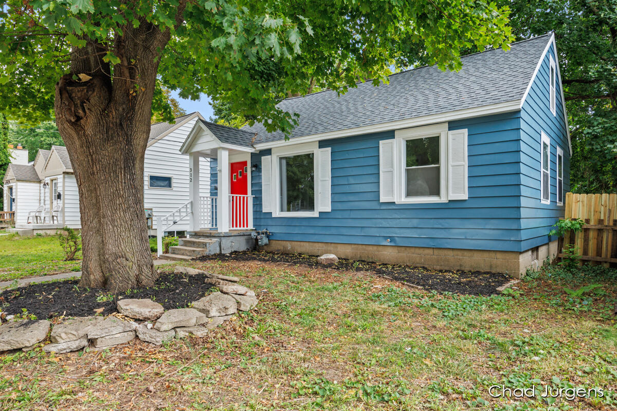 Photo 2 of 19 of 312 Coldbrook Street NE house