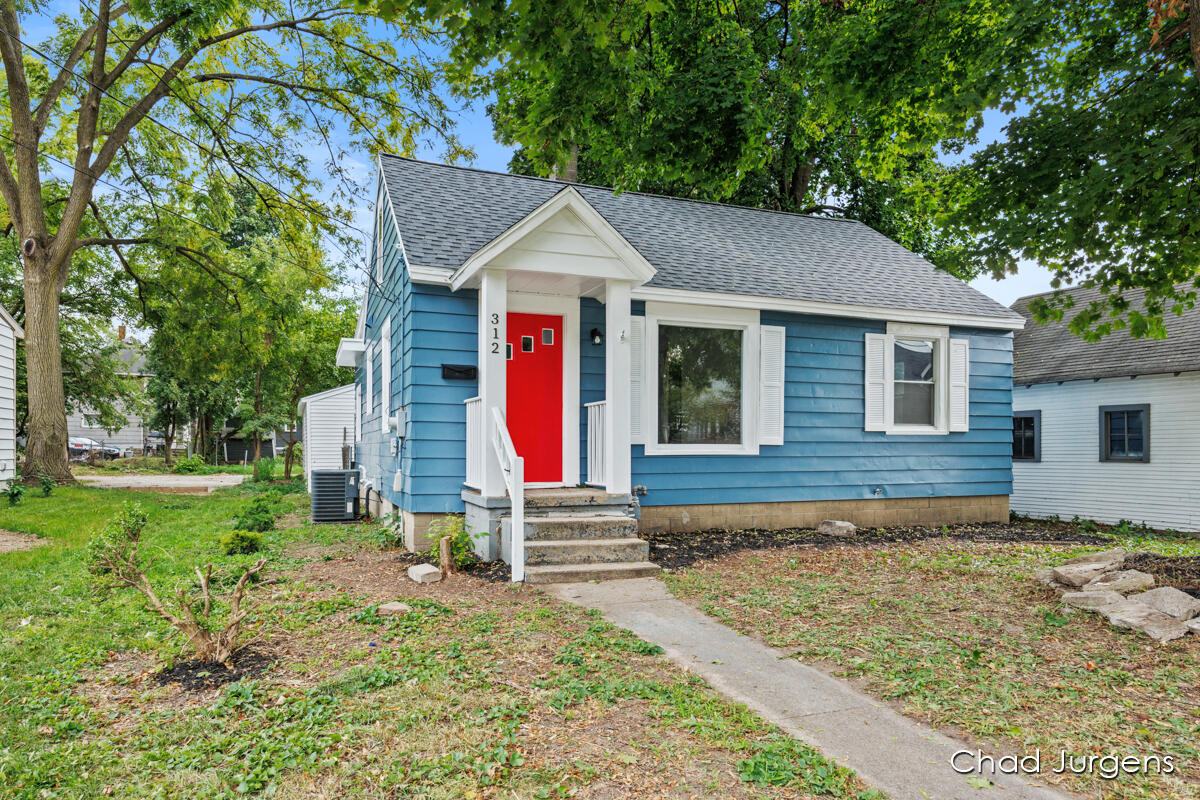 Photo 3 of 19 of 312 Coldbrook Street NE house