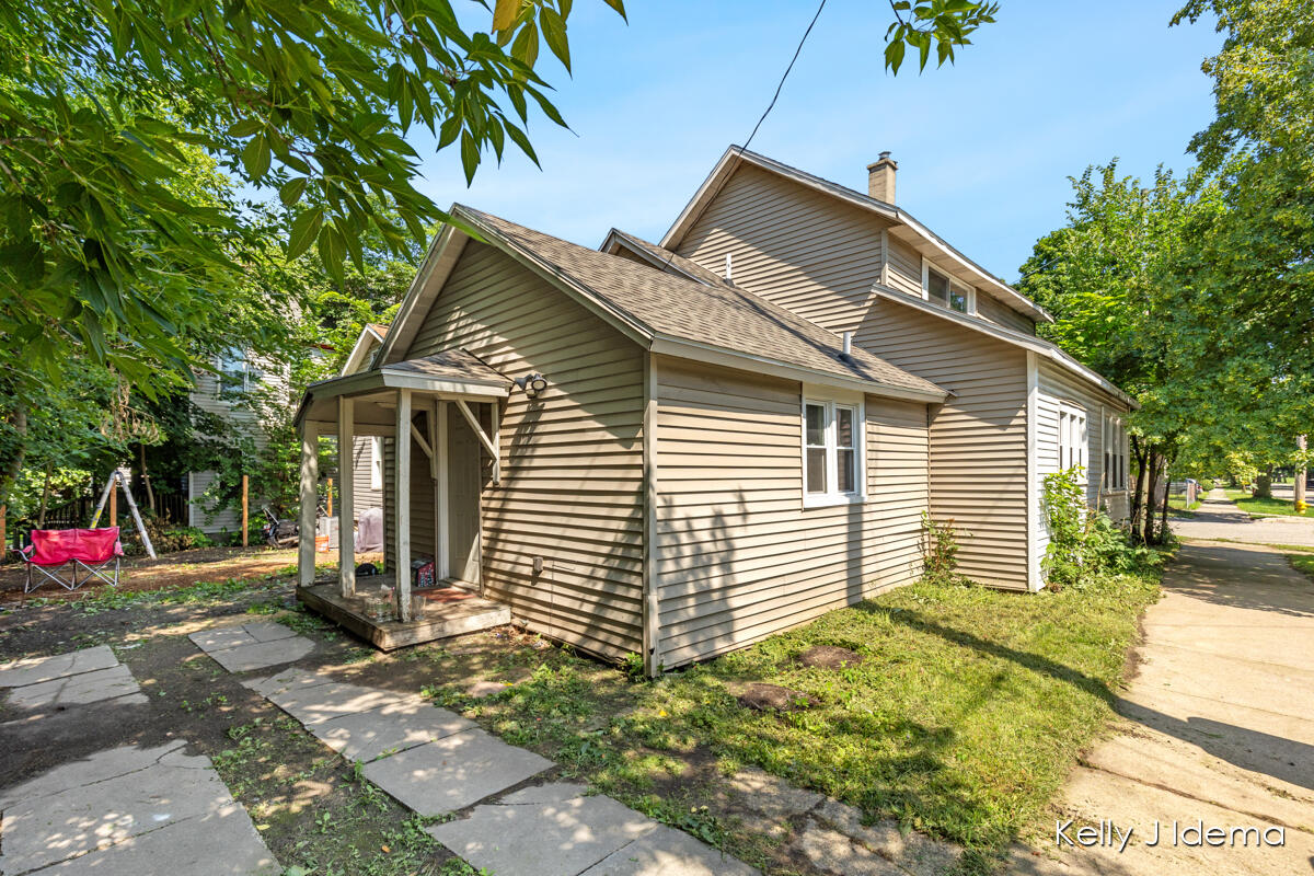 Photo 1 of 20 of 838 Veto Street NW house