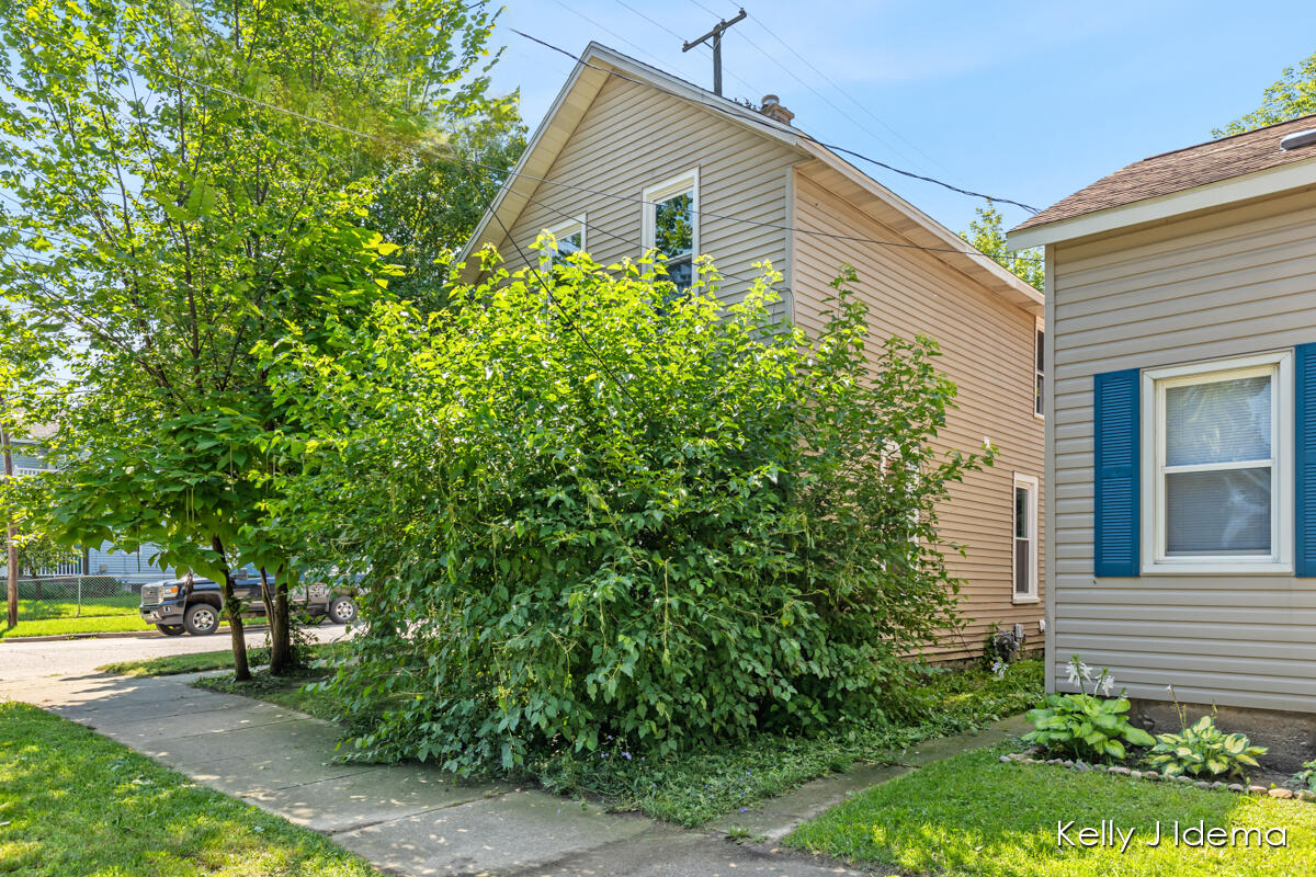 Photo 2 of 20 of 838 Veto Street NW house