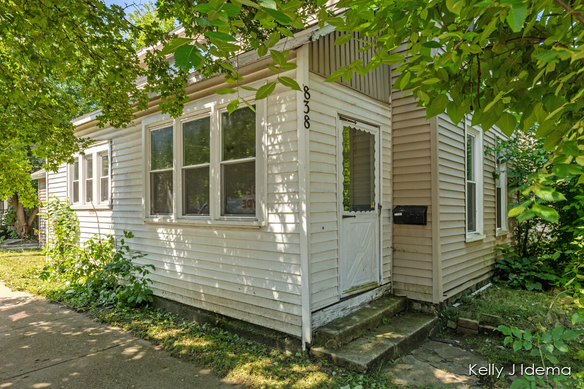 Photo 4 of 20 of 838 Veto Street NW house