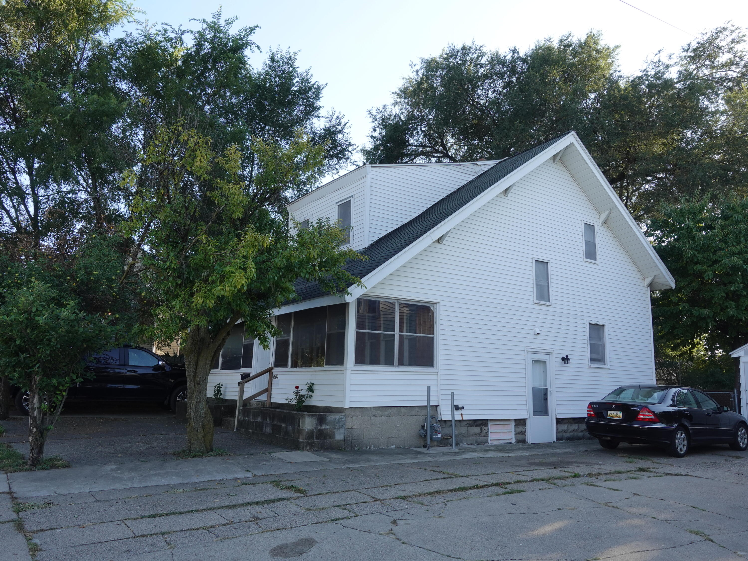 Photo 6 of 35 of 1609 Buchanan Avenue SW house