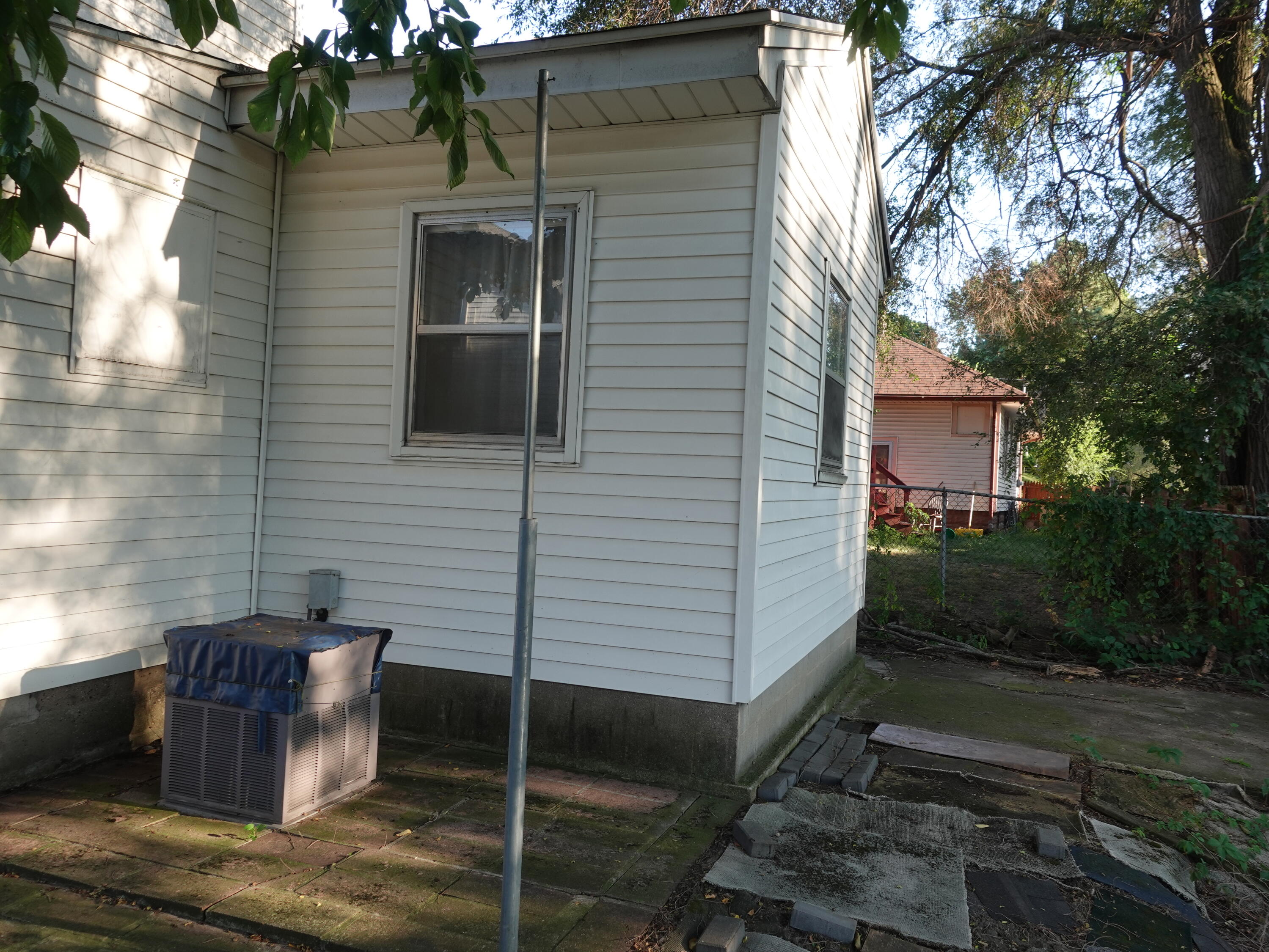 Photo 9 of 35 of 1609 Buchanan Avenue SW house