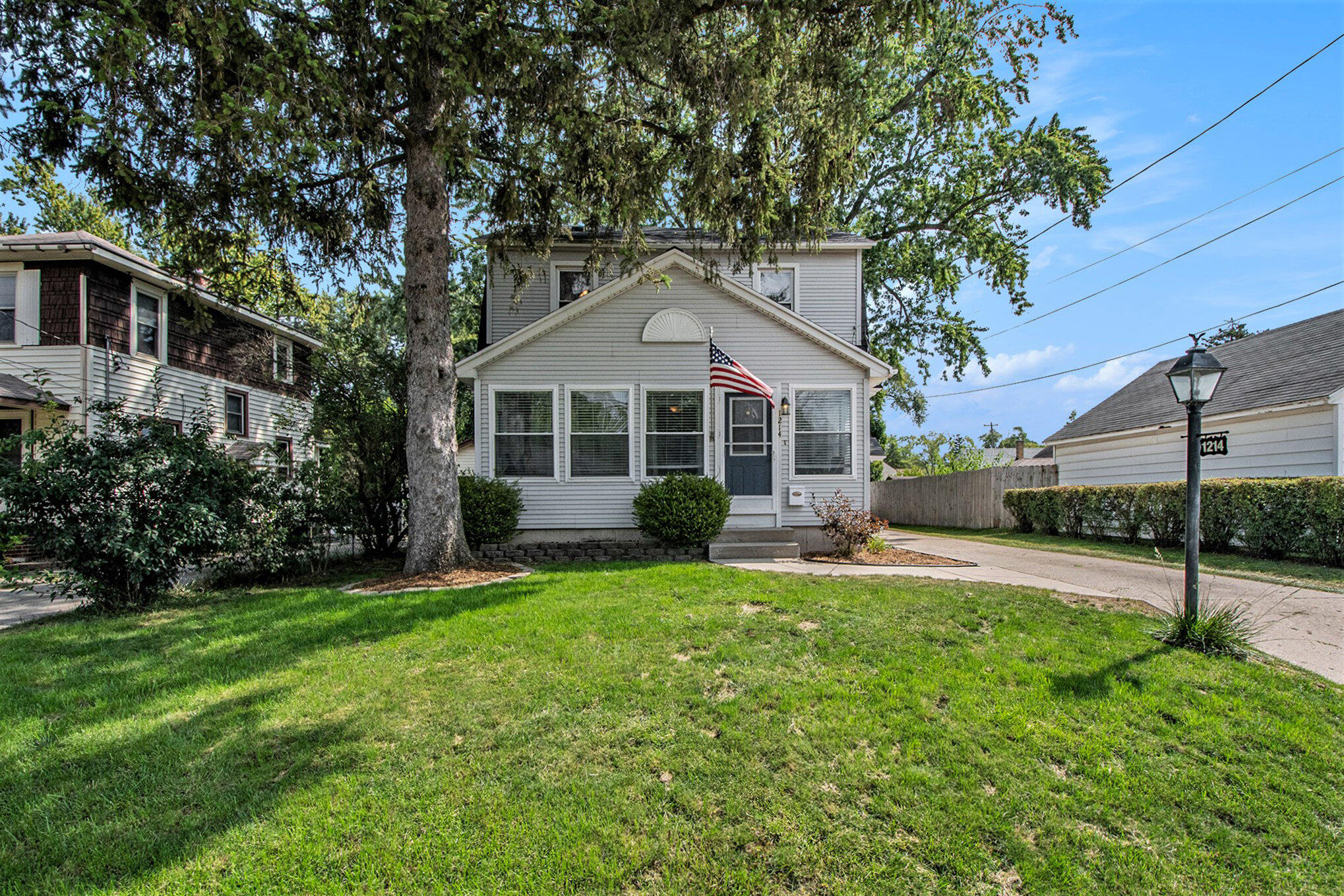 Photo 1 of 25 of 1214 Carlton Avenue NE house