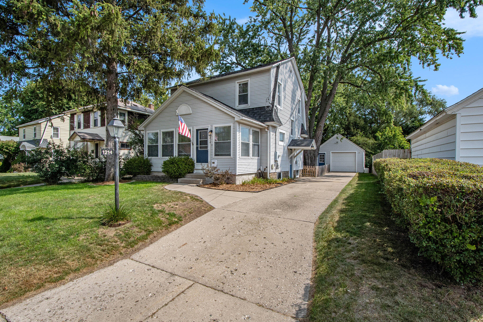 Photo 5 of 25 of 1214 Carlton Avenue NE house