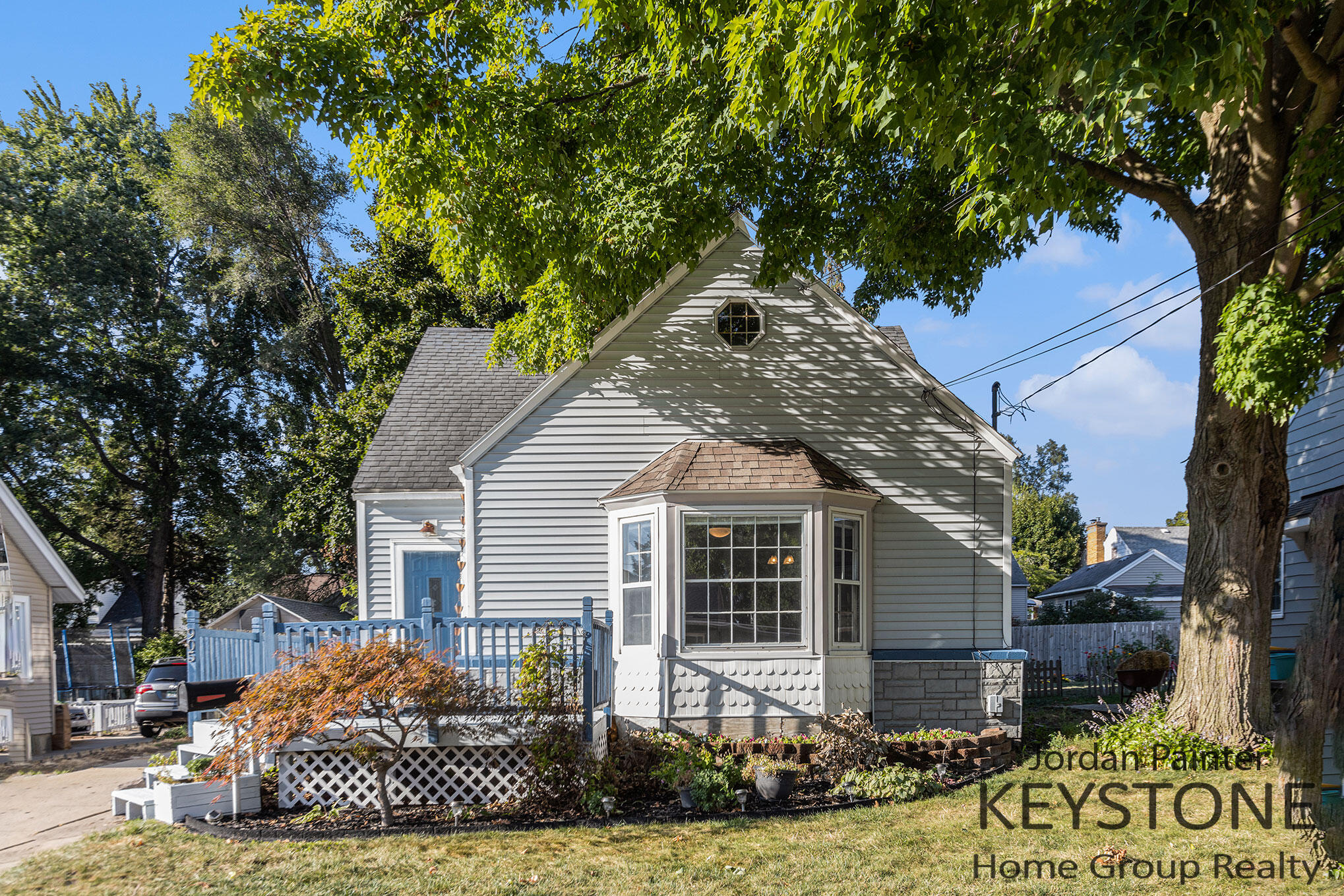 Photo 1 of 28 of 905 Hollywood Street NE house