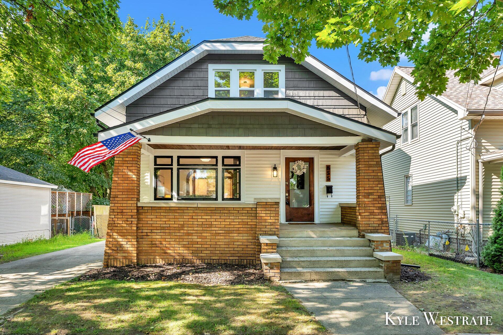 Photo 2 of 38 of 855 Arianna Street NW house