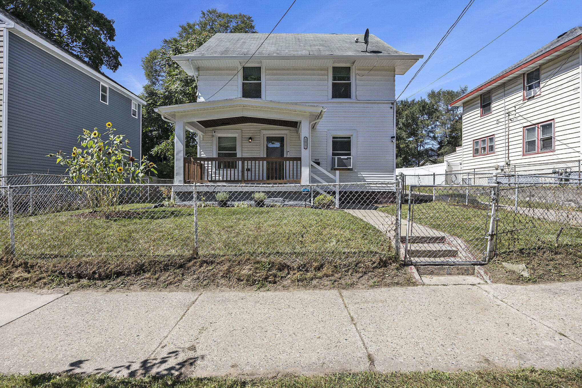 Photo 2 of 28 of 1017 Union Avenue SE house