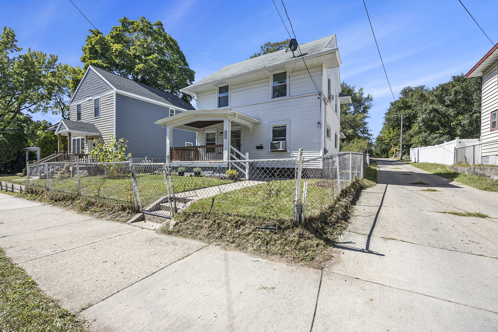 Photo 3 of 28 of 1017 Union Avenue SE house