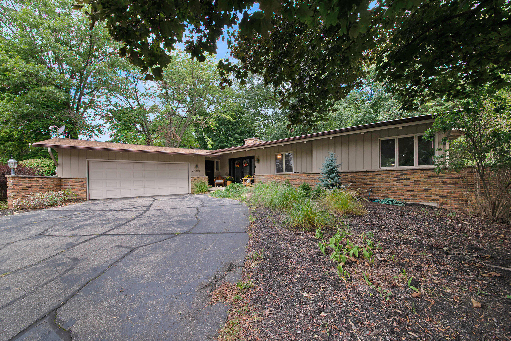 Photo 3 of 40 of 2400 Okemos Drive SE house