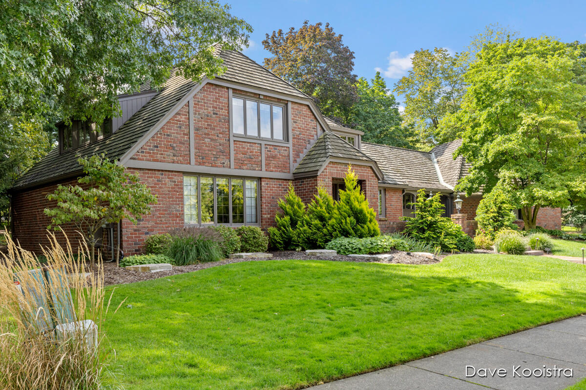 Photo 13 of 76 of 2616 Greentree Drive SE house