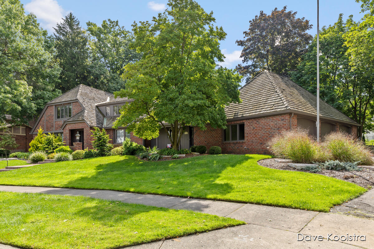 Photo 4 of 76 of 2616 Greentree Drive SE house