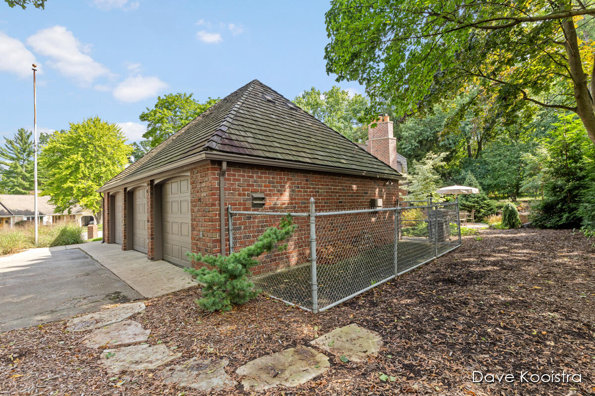 Photo 8 of 76 of 2616 Greentree Drive SE house