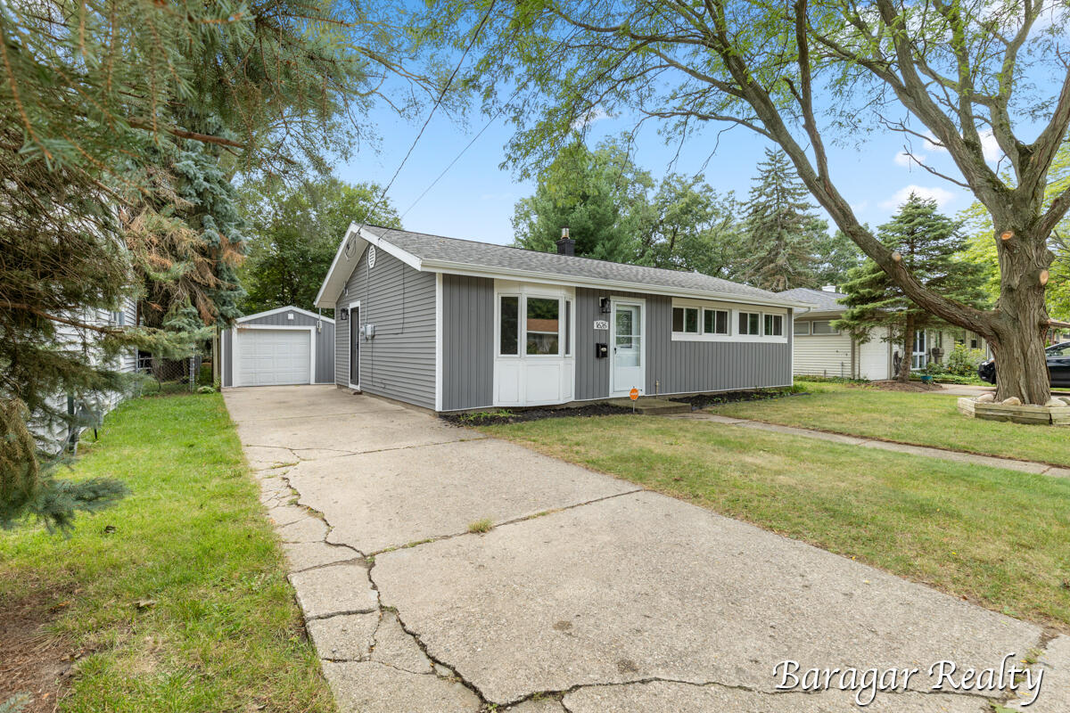 Photo 2 of 21 of 1626 Matilda Street NE house