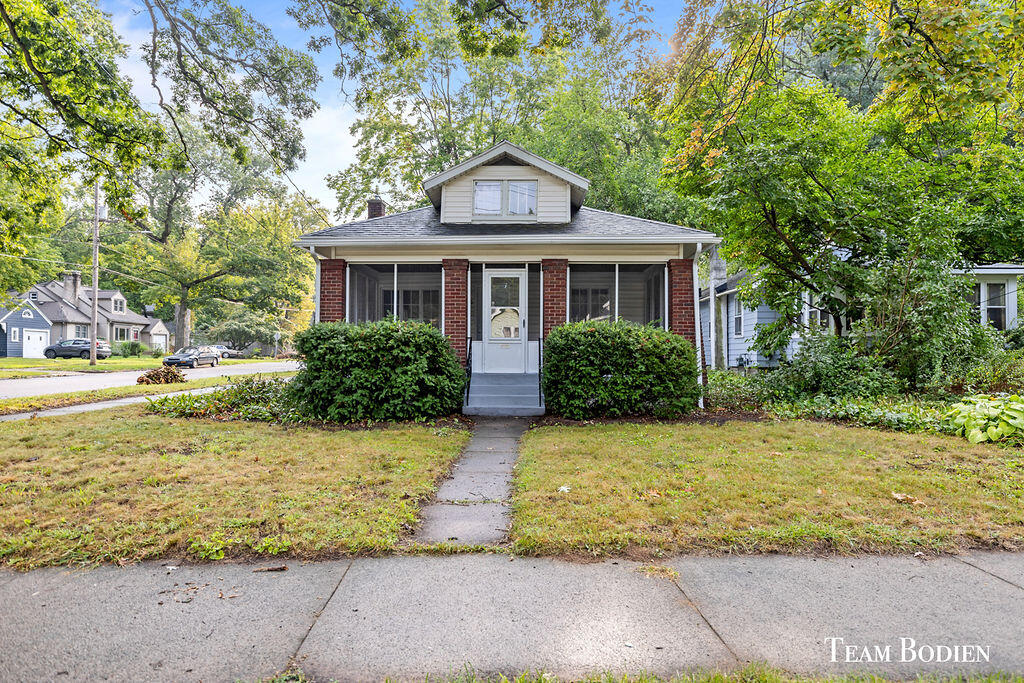 Photo 1 of 25 of 1900 Newark Avenue SE house