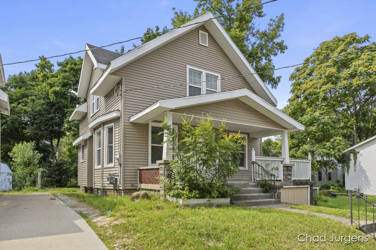 Photo 2 of 20 of 1058 Sherman Street SE house