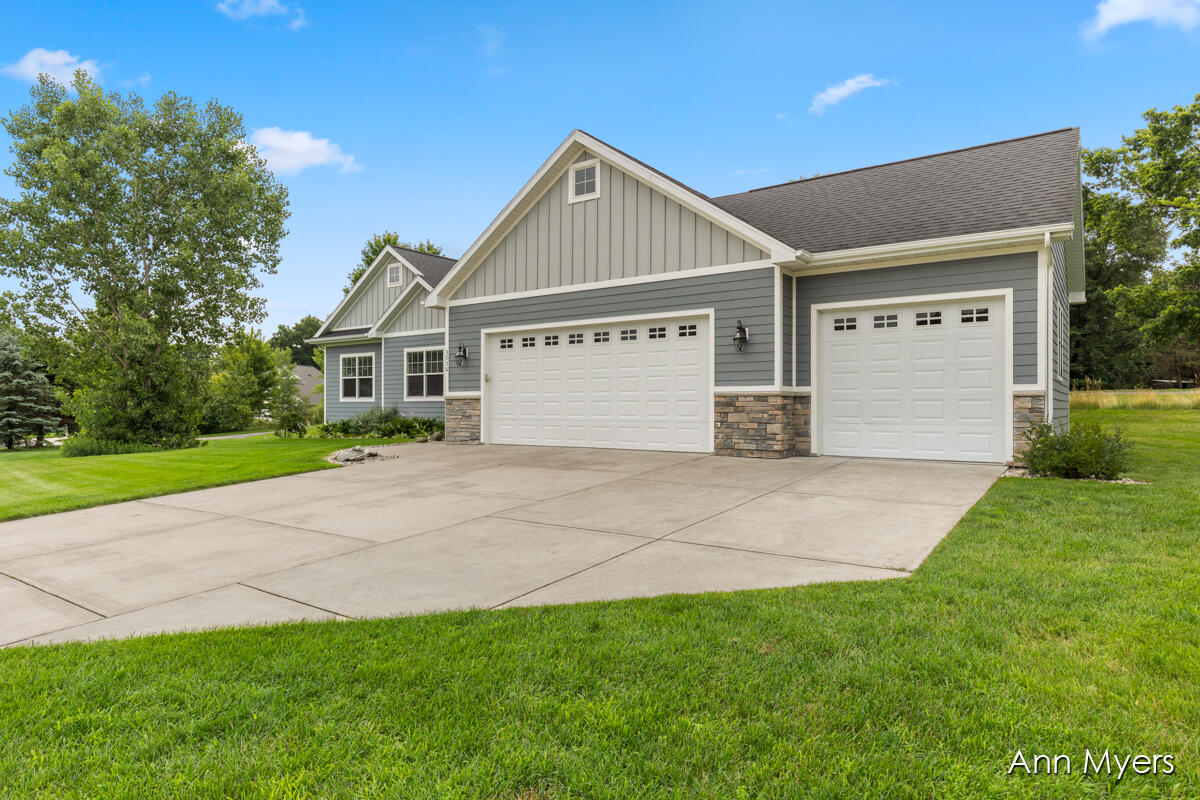 Photo 3 of 54 of 3036 Wausaukee Drive NE house