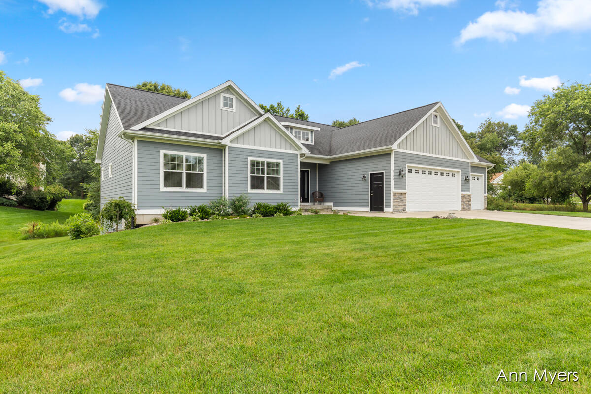 Photo 4 of 54 of 3036 Wausaukee Drive NE house