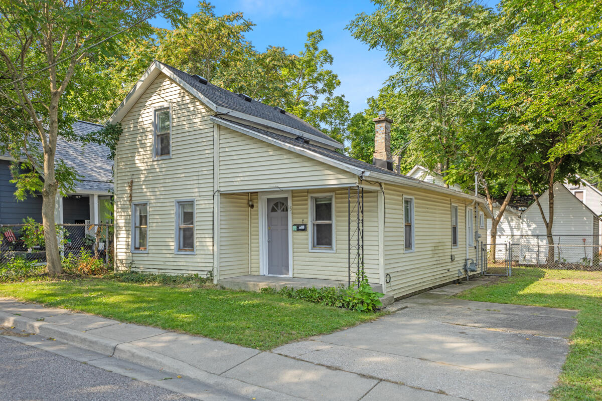 Photo 3 of 20 of 15 Congress Avenue SE house