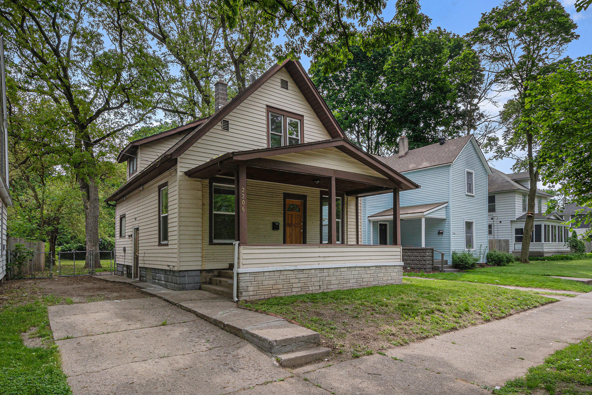 Photo 3 of 24 of 2206 Francis Avenue SE house