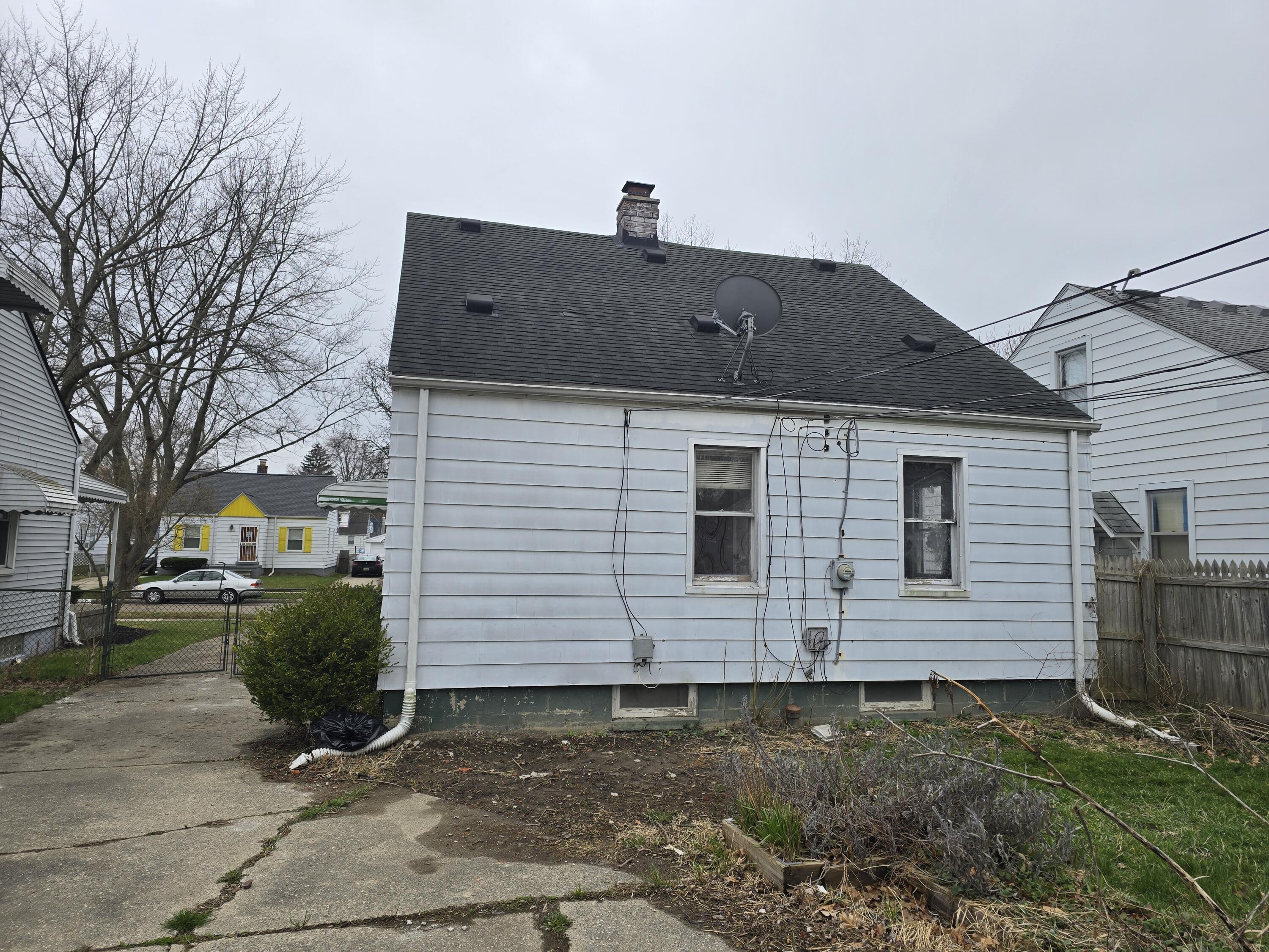 Photo 4 of 22 of 19709 Washtenaw Street house