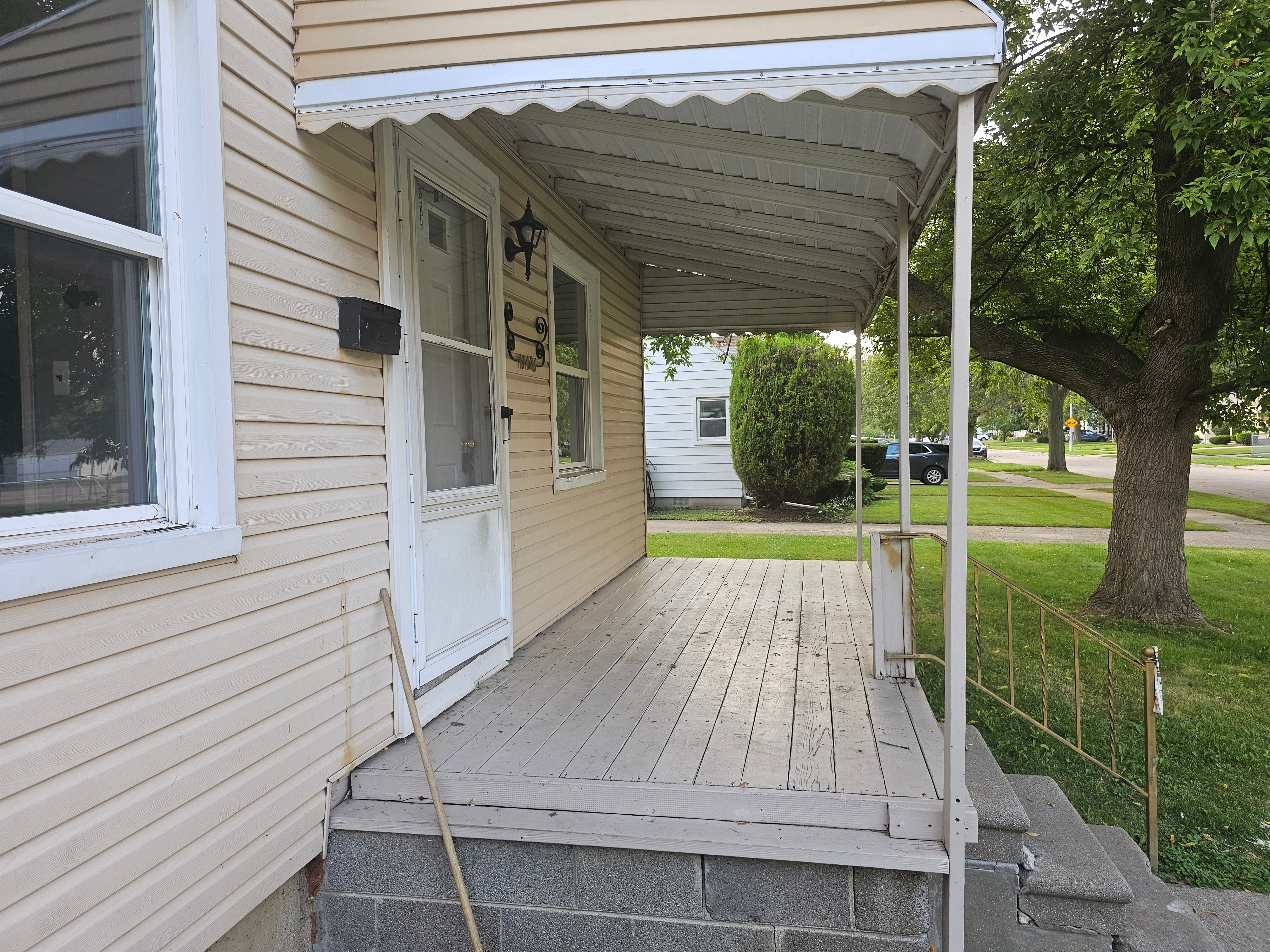 Photo 4 of 12 of 19426 WOODSIDE Street house