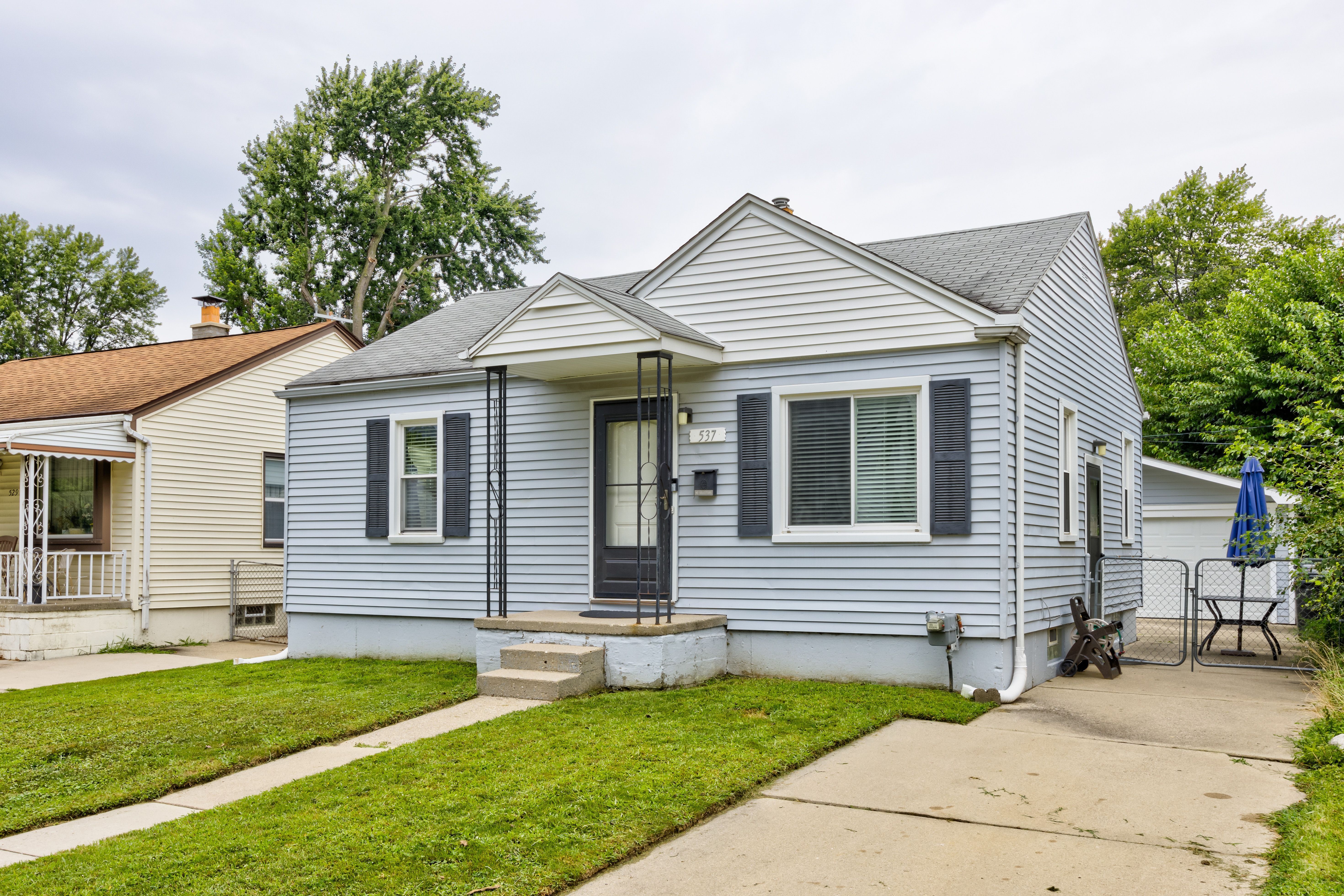 Photo 1 of 31 of 537 E MAPLEDALE Avenue house