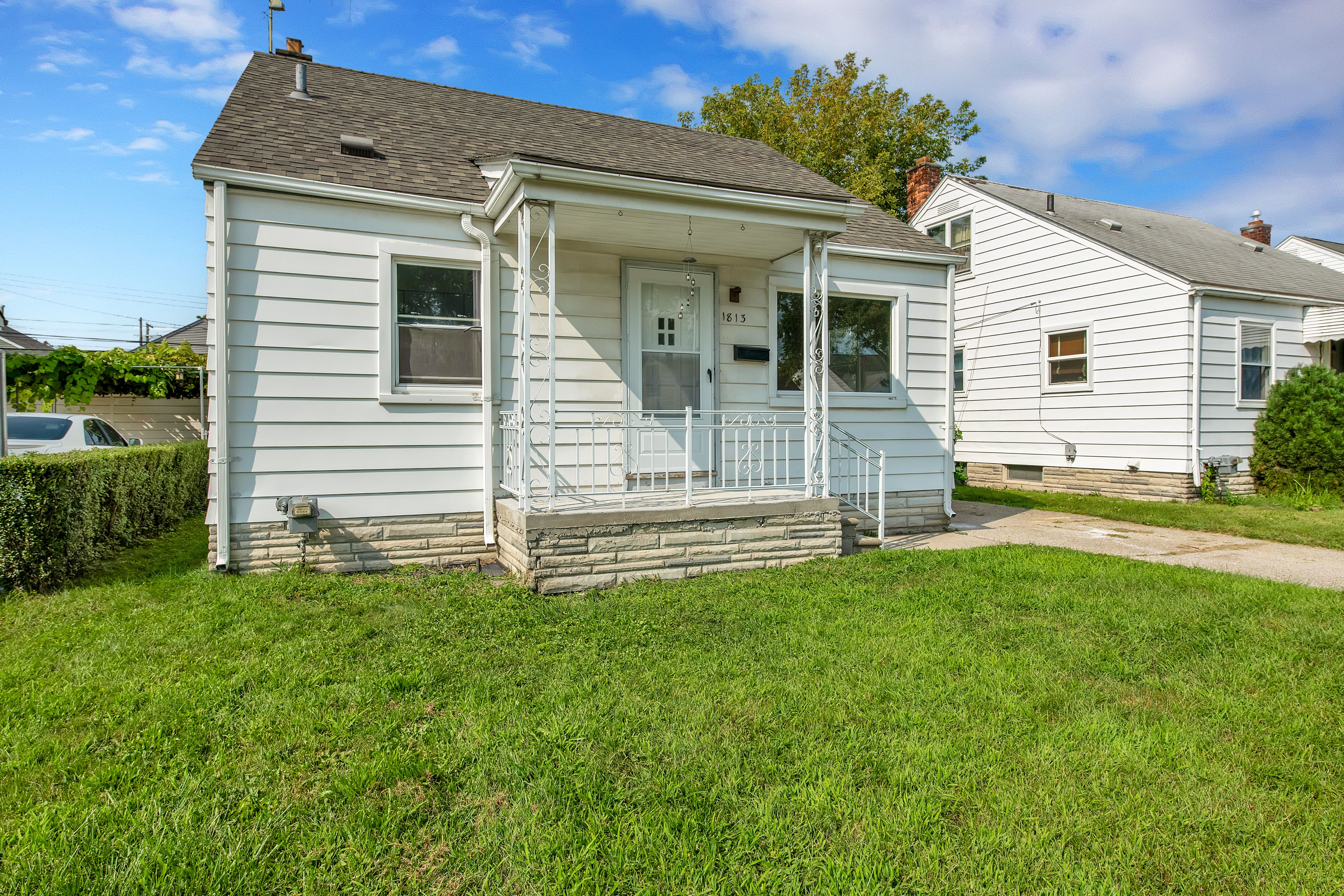 Photo 1 of 20 of 1813 E GOULSON Avenue house