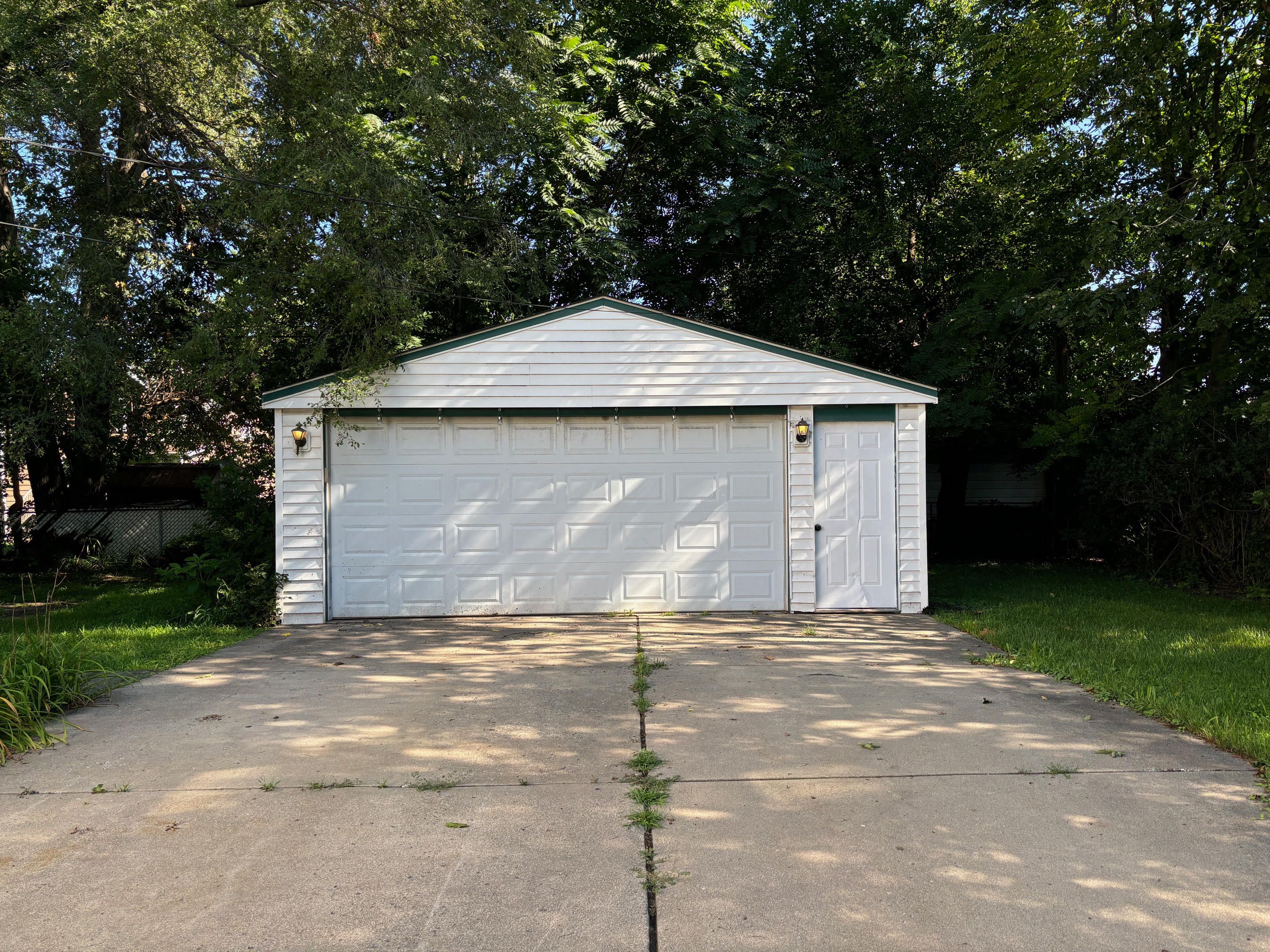 Photo 15 of 15 of 1011 E ELZA Avenue house