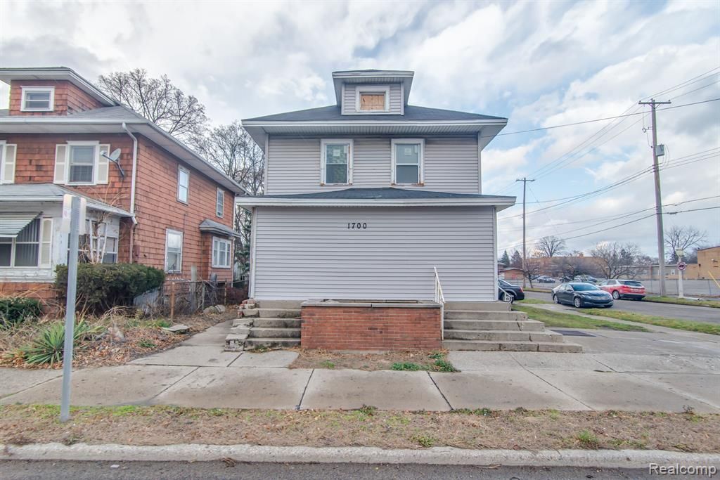 Photo 3 of 18 of 1700 W SAGINAW Street house