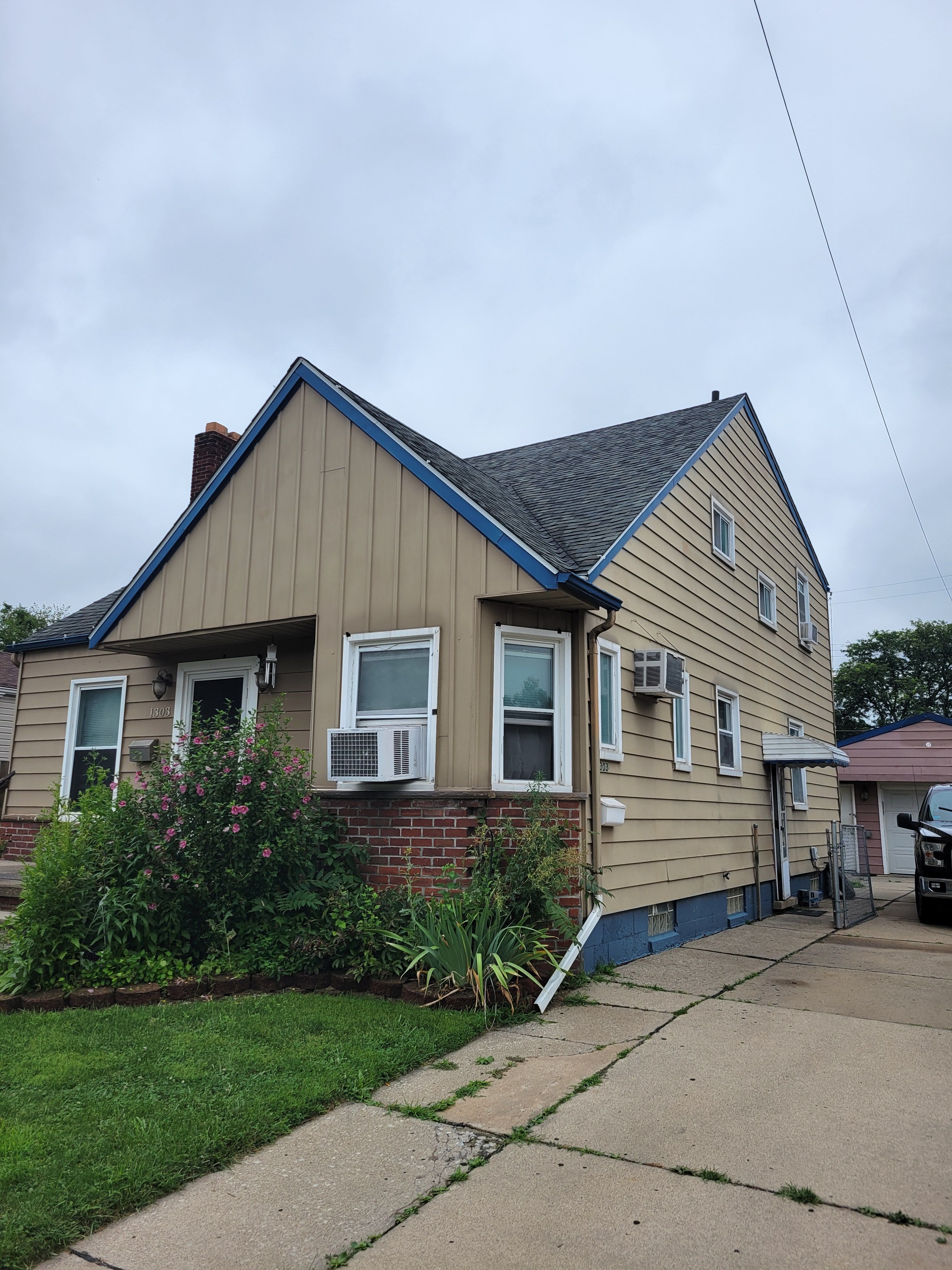 Photo 2 of 11 of 1303 MARION Avenue house