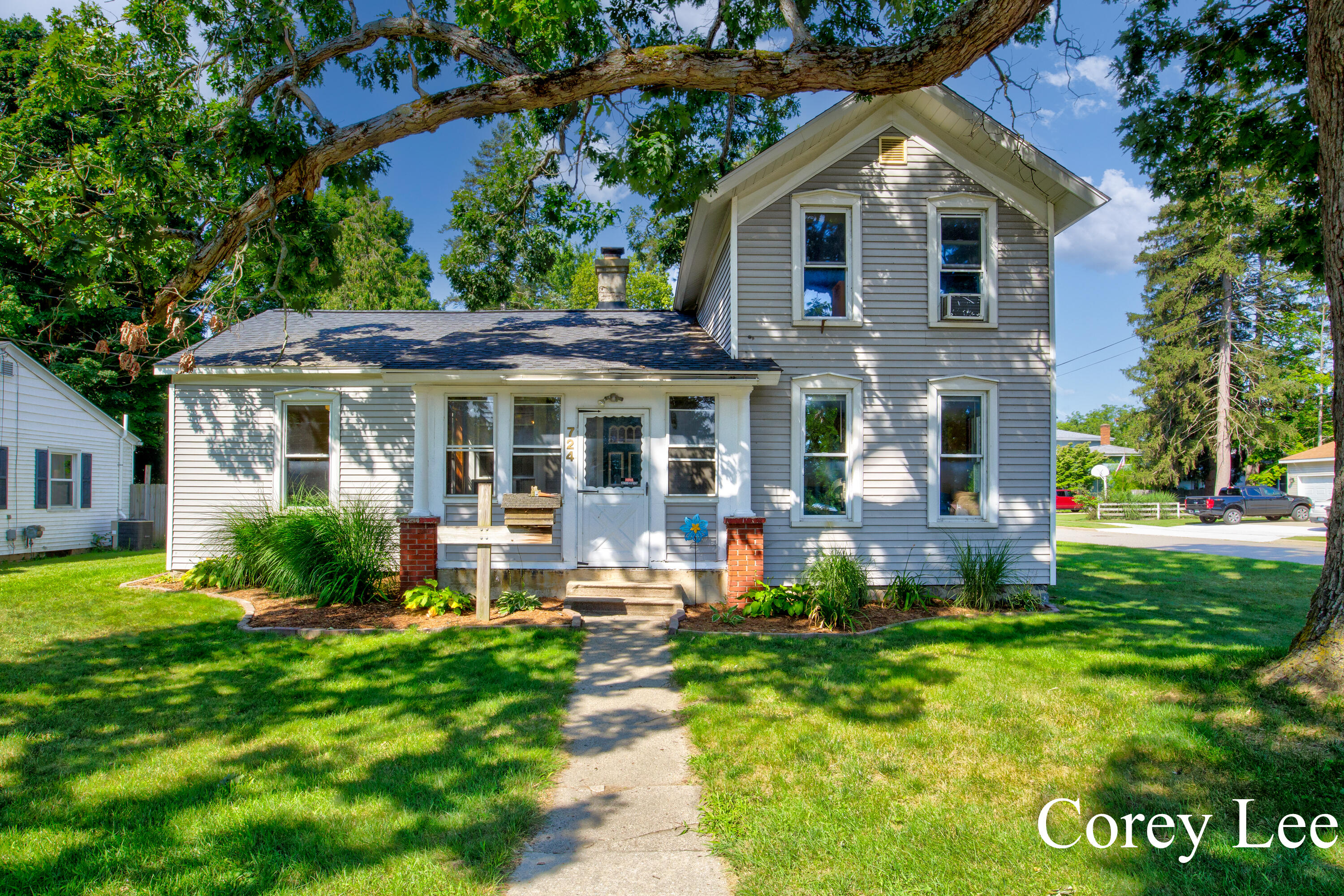 Photo 1 of 36 of 724 N Hudson Street SE house