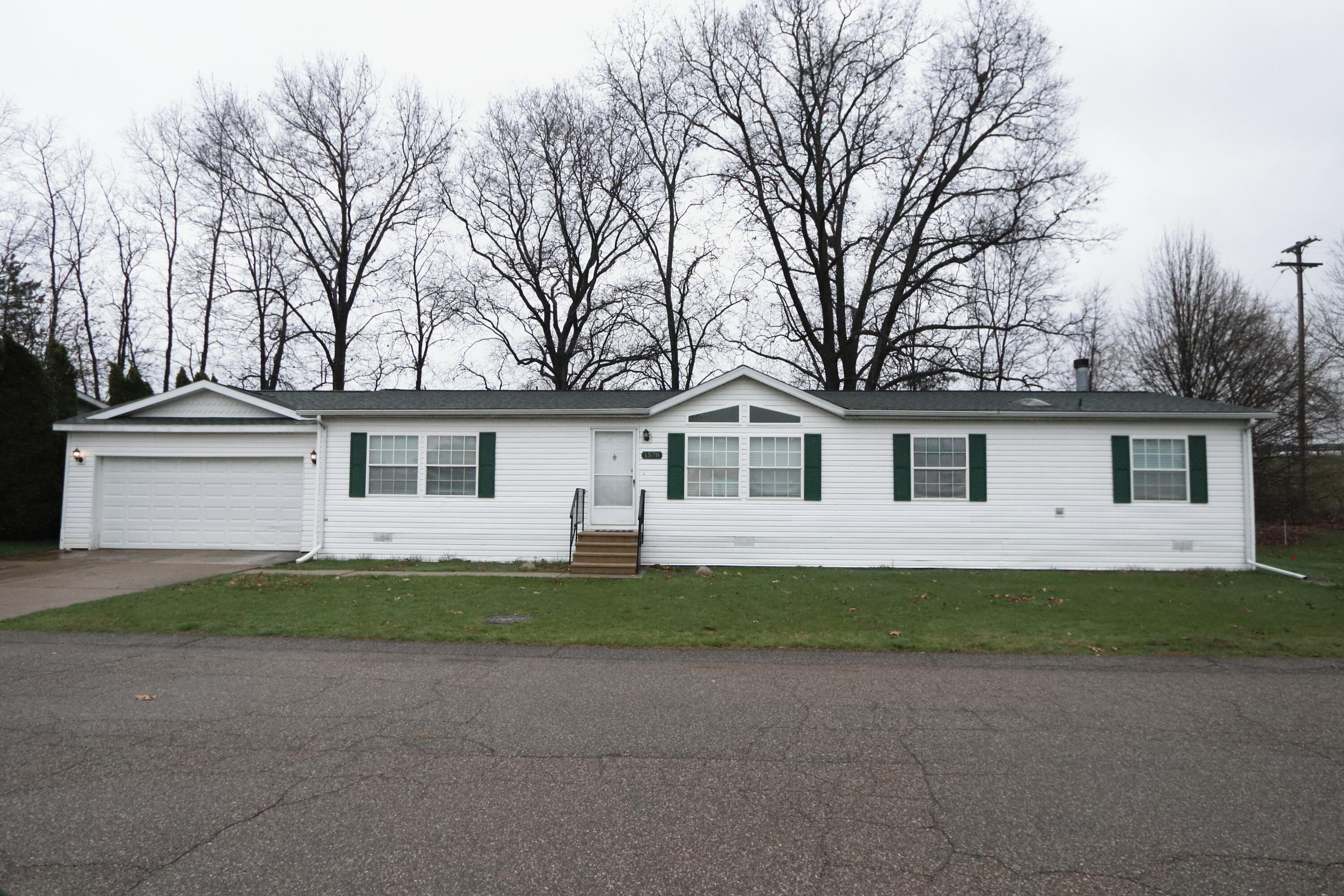 Photo 1 of 21 of 1578 Hemlock mobile home