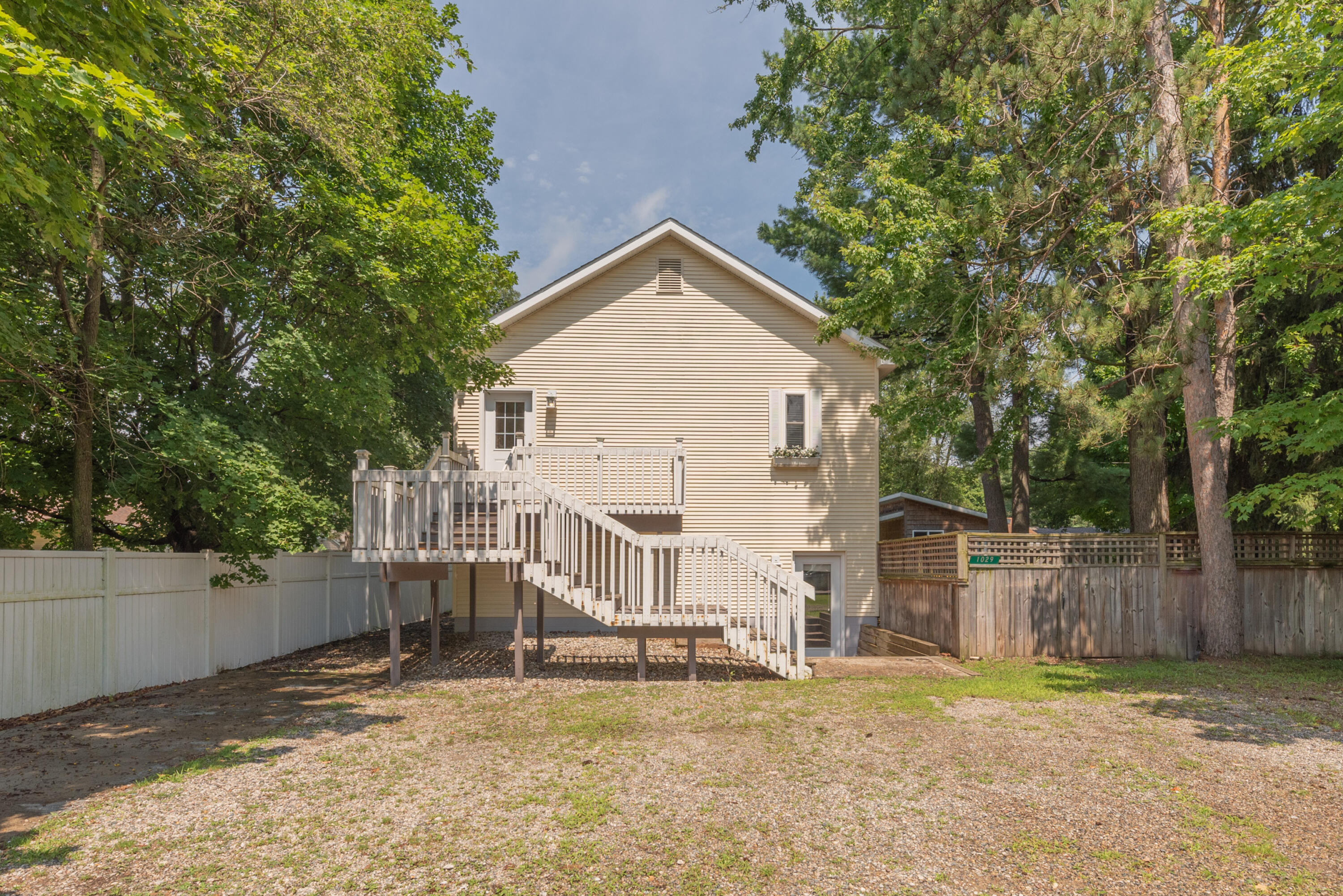 Photo 1 of 1 of 1029 E Unadilla St Street house