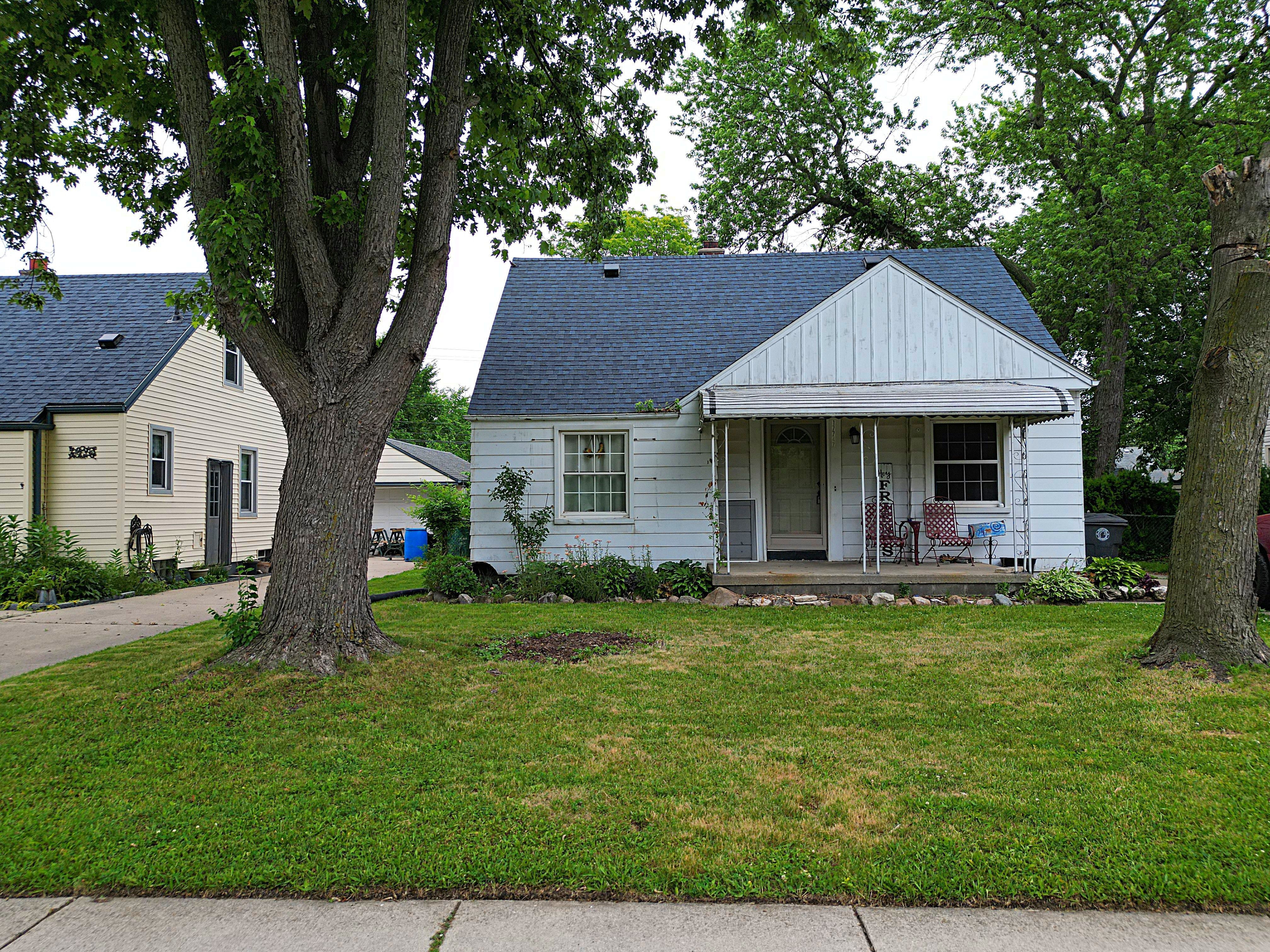 Photo 2 of 29 of 17747 QUARRY Street house