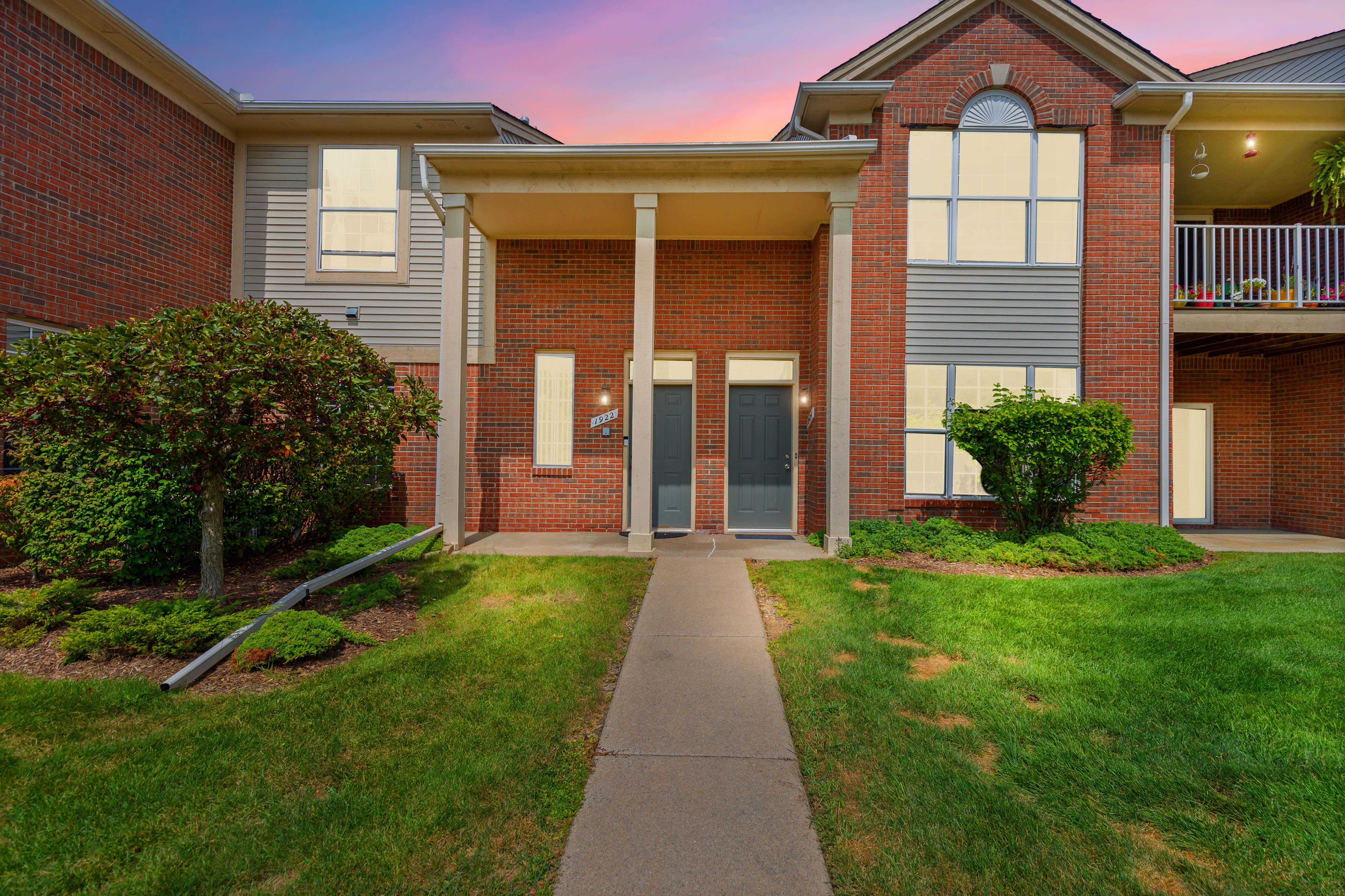 Photo 1 of 31 of 1924 FLAGSTONE Circle condo